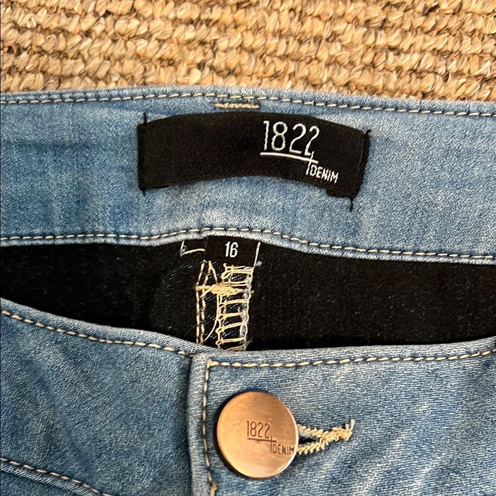 Women's light Stonewash Blue Jeans - Picture 2 of 8